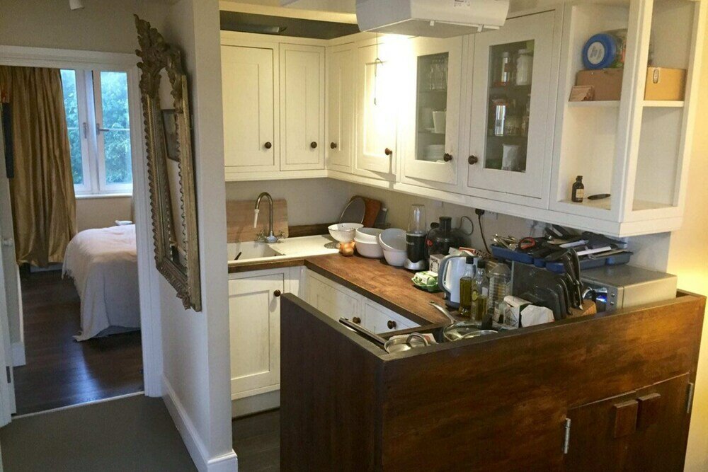 Фото Lovely 2 Bedroom on the Corner of Portobello Road