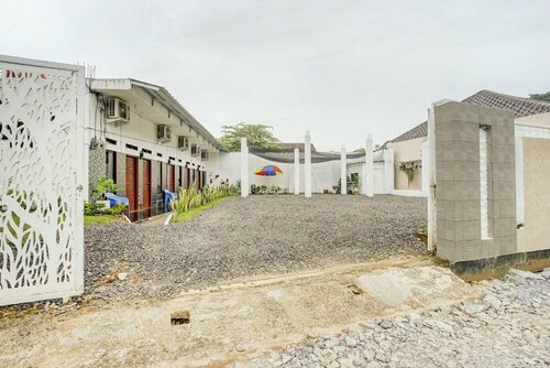 Гостиница Oyo 90124 Oemah Ratu Hostel Syariah в Бандар-Лампунге