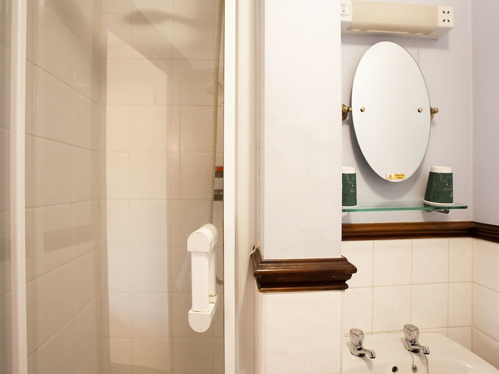 Фото Oyo Ye Olde Bowling Green Inn