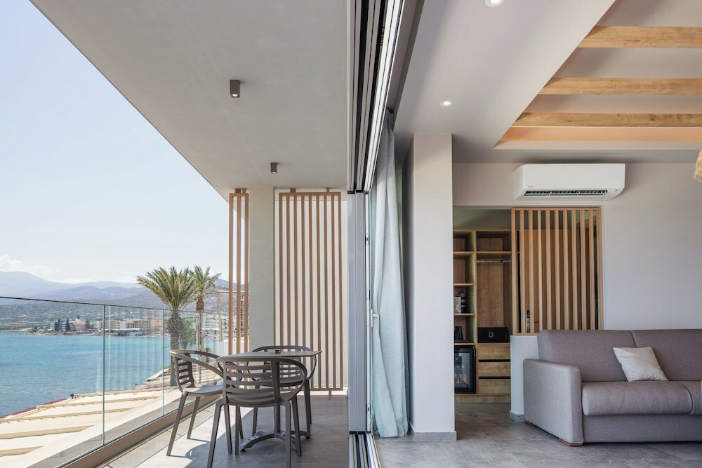 Фото Skipper Beachfront Suites