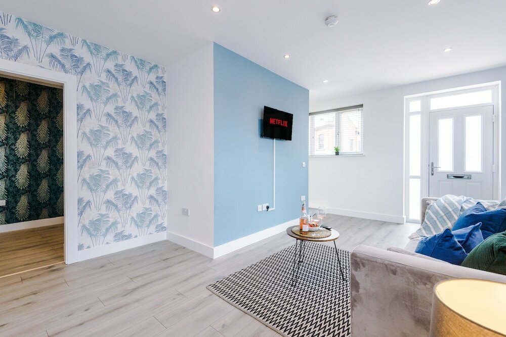 Фото One&Two Bedroom Luxe Apts near Trafford