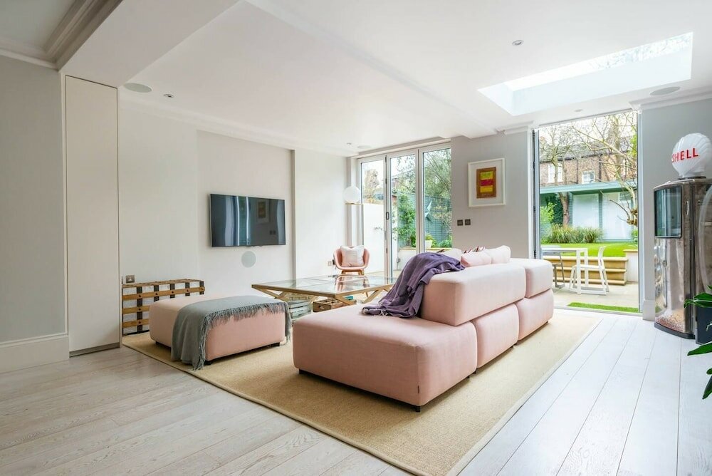 Фото Fantastic 4 Bed House in Iconic Camden