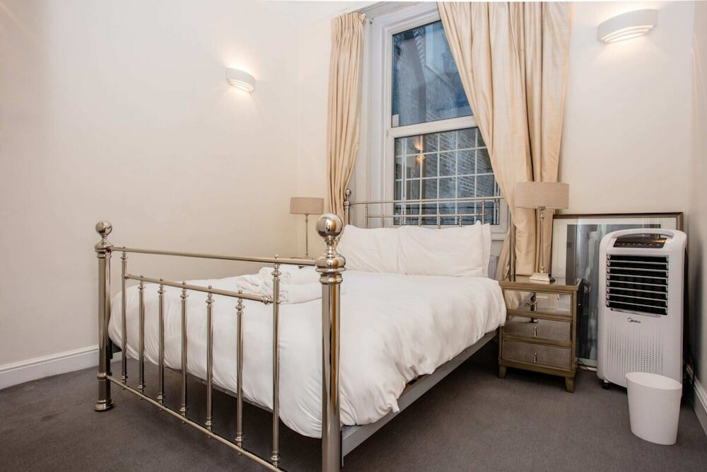 Фото Cozy 1 Bedroom Apartment near Harrods, Knightsbridge