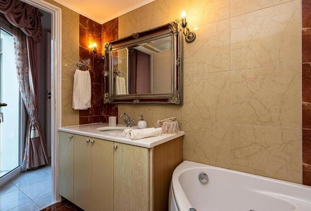 Фото Rafkos Hill Mansion