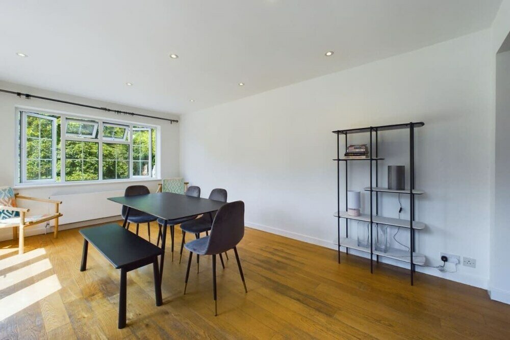 Фото The Richmond Park Hideaway - Cozy 5bdr House With Garden + Rooftop Terrace