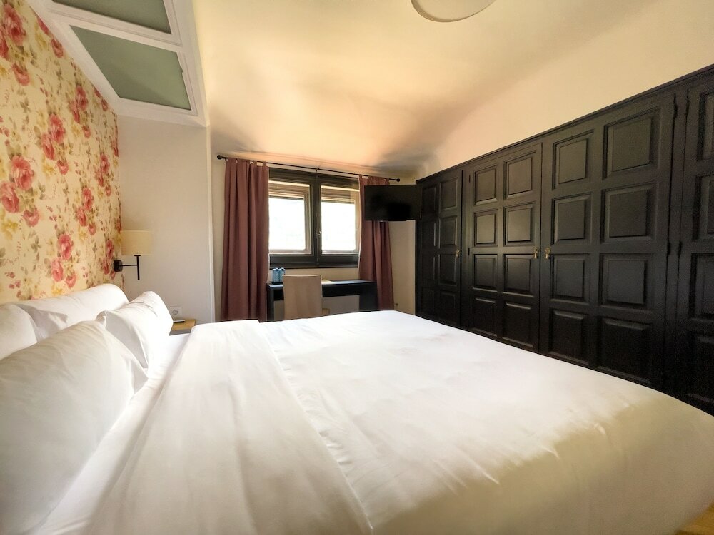 Фото Angelats Hotel