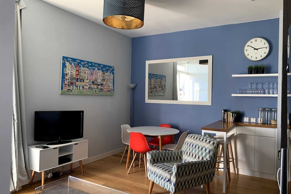 Фото Stylish 2 Bedroom Apartment