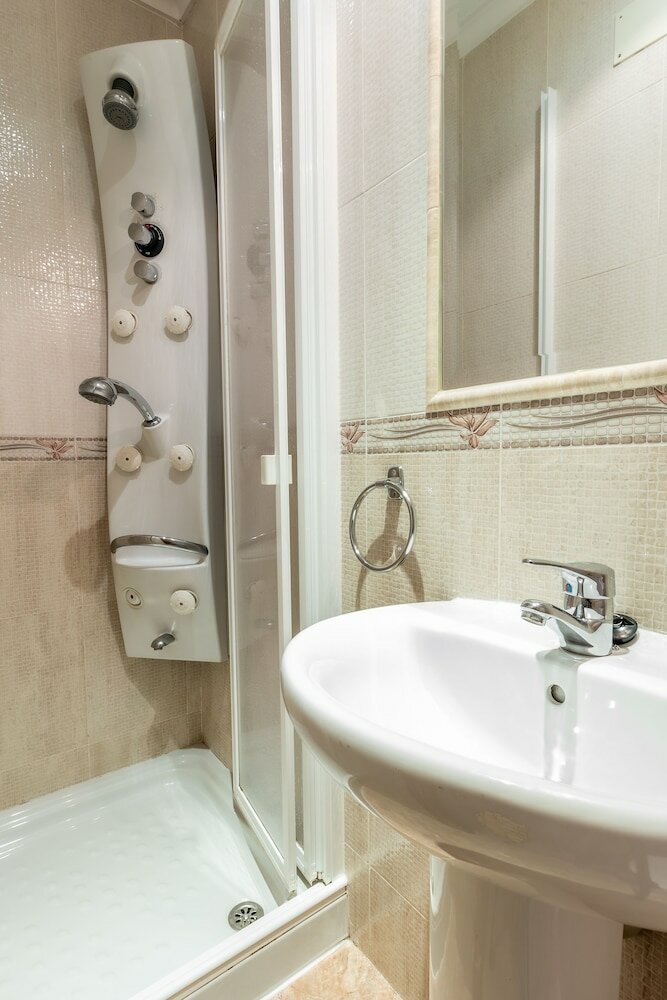 Фото Pensión Isabel by Vivere Stays