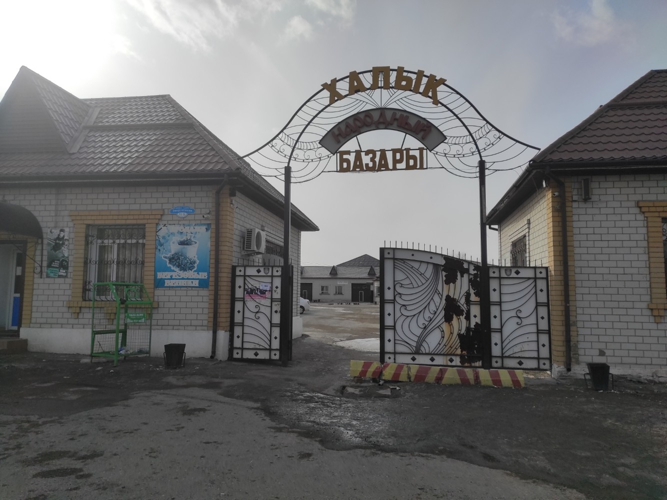 Гинеколог емделушінің котинкасын сигип алды.