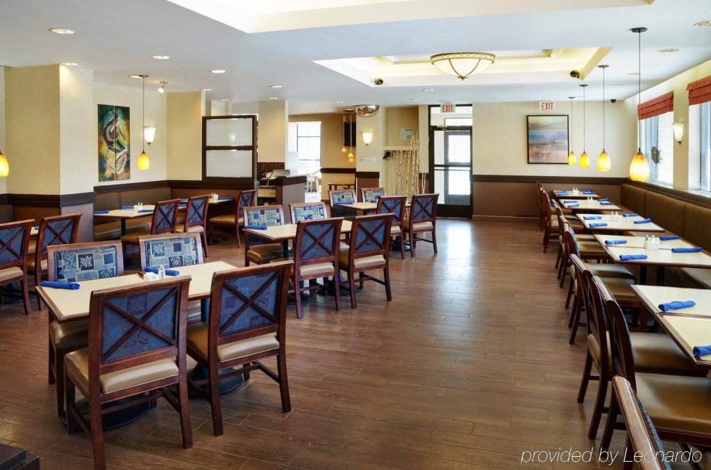 Фото Holiday Inn and Suites Winnipeg Downtown