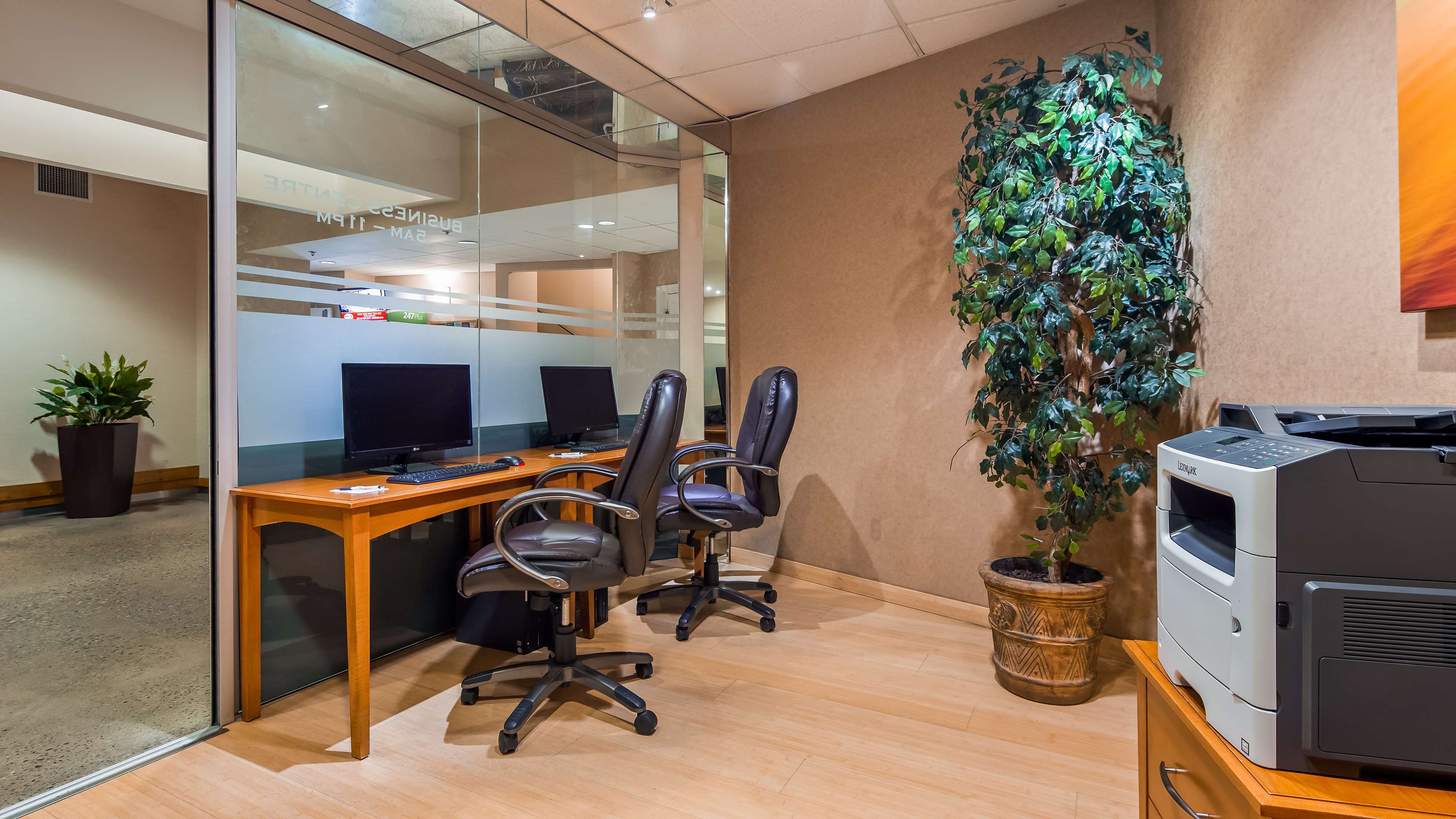 Фото Best Western Plus Kelowna Hotel & Suites