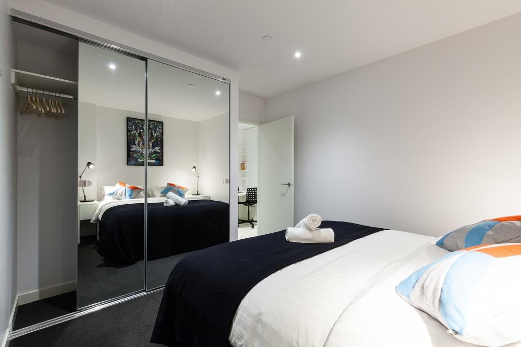 Фото Little Collins St - Beyond A Room Private Apartments