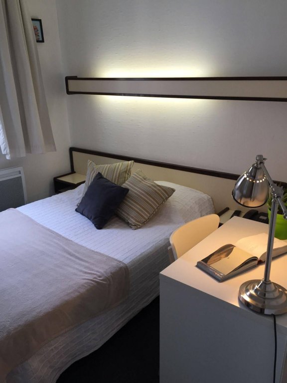 Фото Brit Hotel Des Grands Hommes Bordeaux Centre