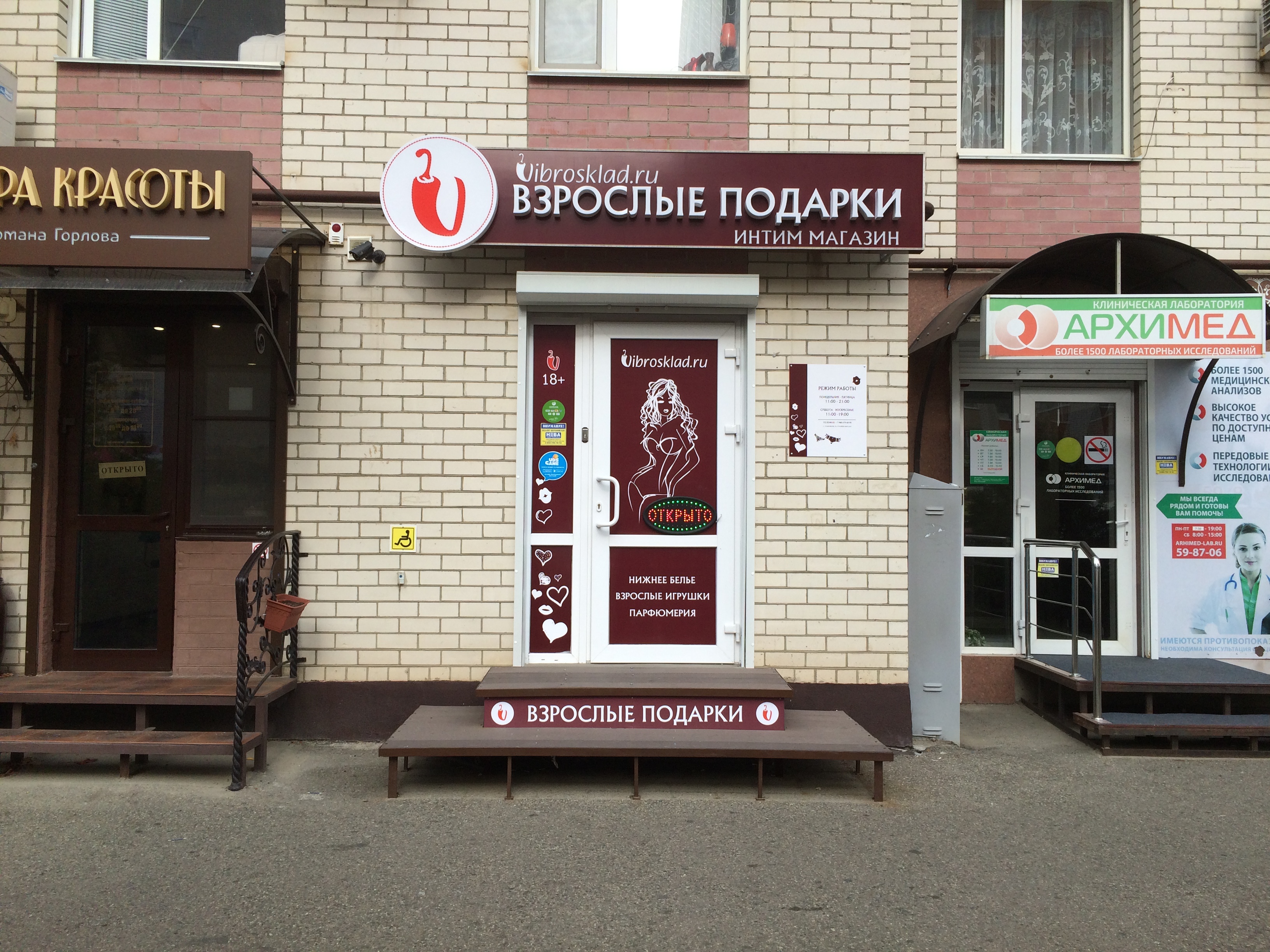 Жетілген жұп мені онлайн порно көруге шақырды.