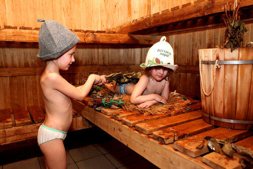 Қатты секс: 5 жігіт қызды барлық тесіктерде трахает