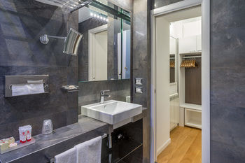 Фото Les Diamants Spanish Steps Suite