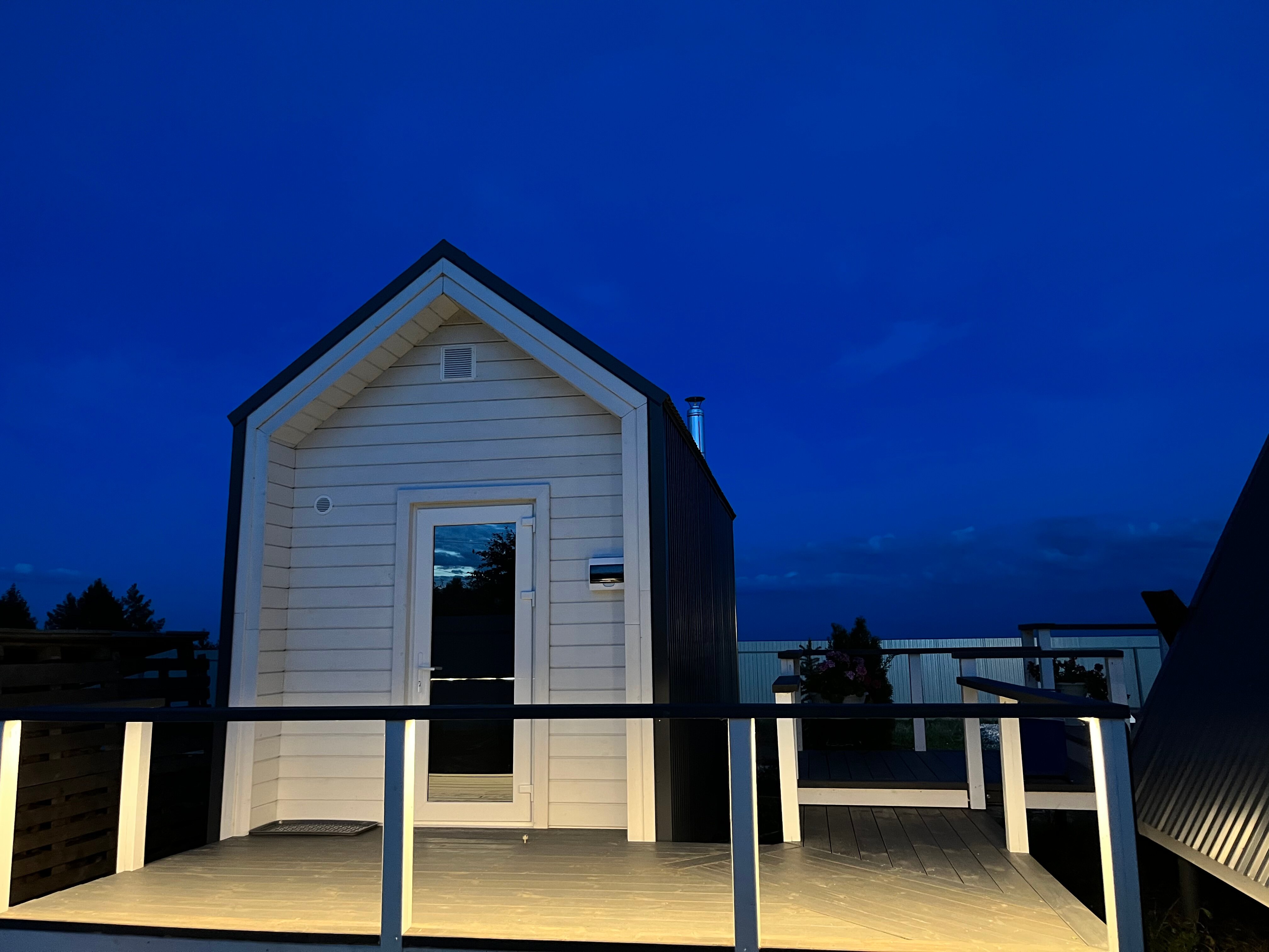 Фото White glamp