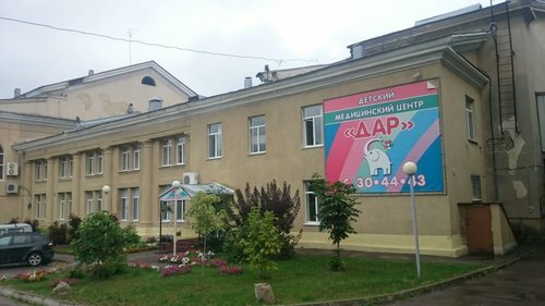 Qizning qolida jinsiy olatni bor