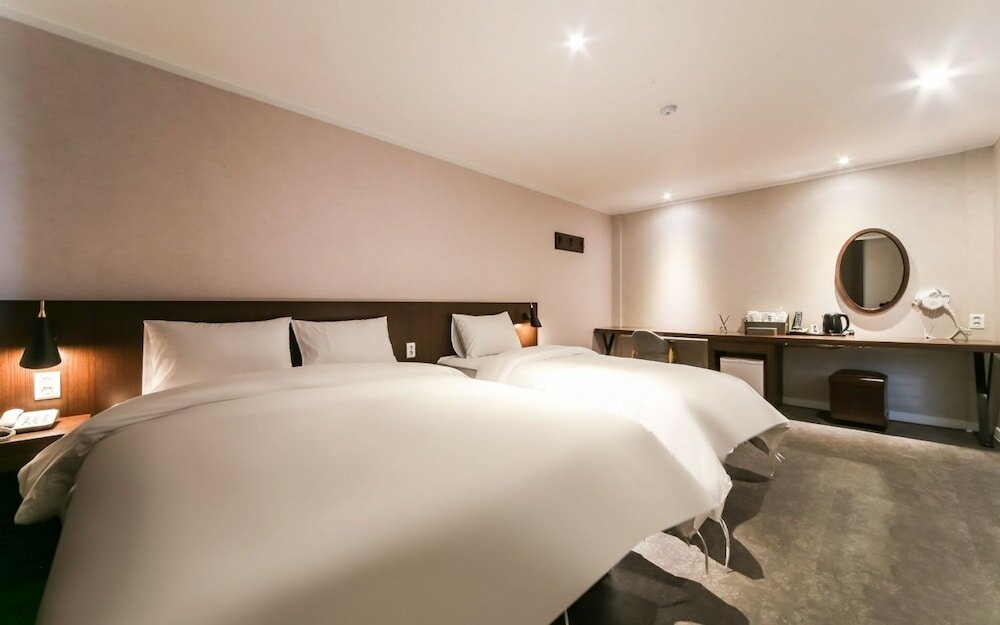 Фото Geojedo Jangseungpo Hotel Carara