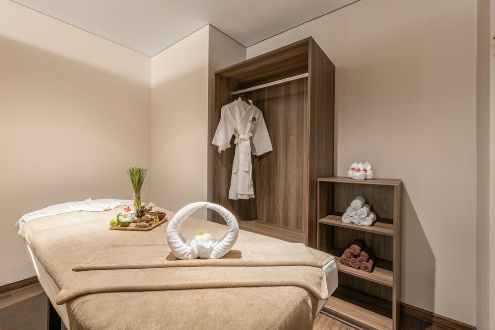 Фото Mangata Beachfront Hotel