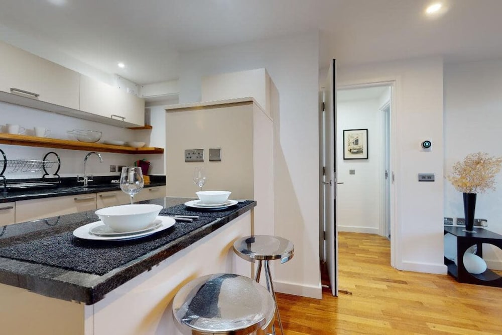 Фото Short let - Penthouse Apartment With West-facing Terrace