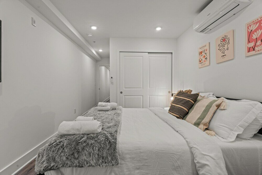 Фото Luxurious Modern Apt Near Art Museum