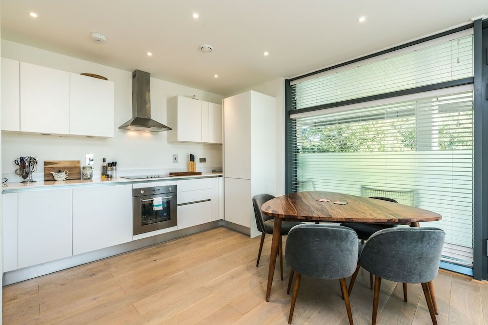 Фото 2 Bedroom Apartment on Homerton Road