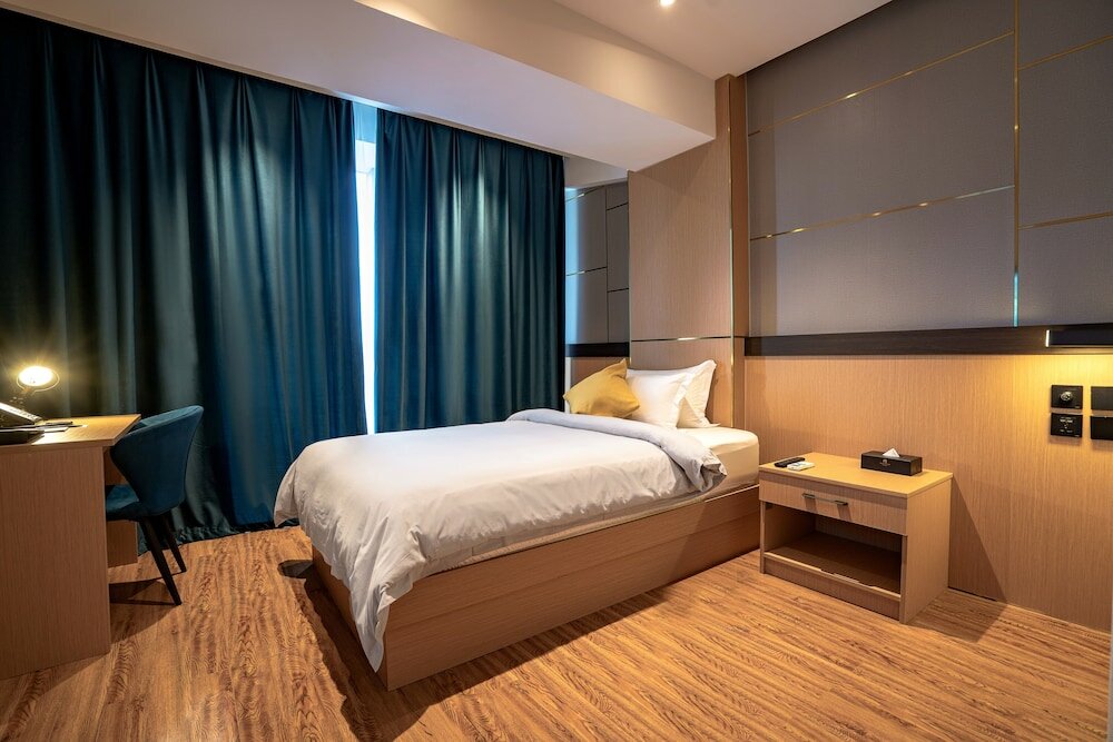 Фото Millennium Plaza Hotel