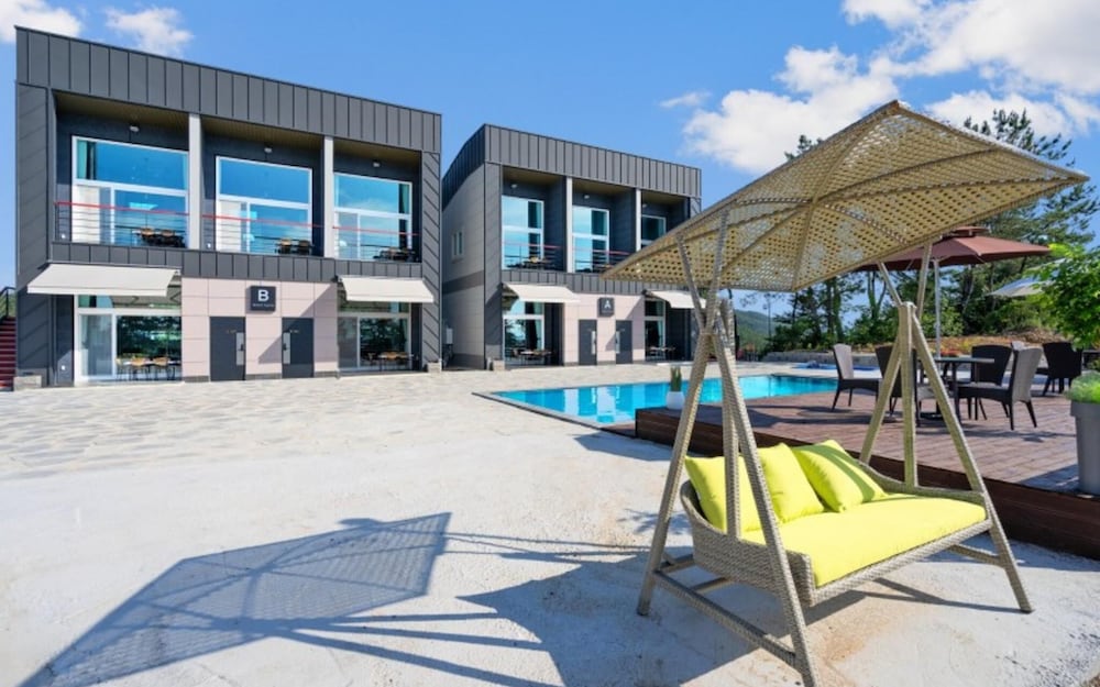 Фото Yeosu Beach Castle Pension