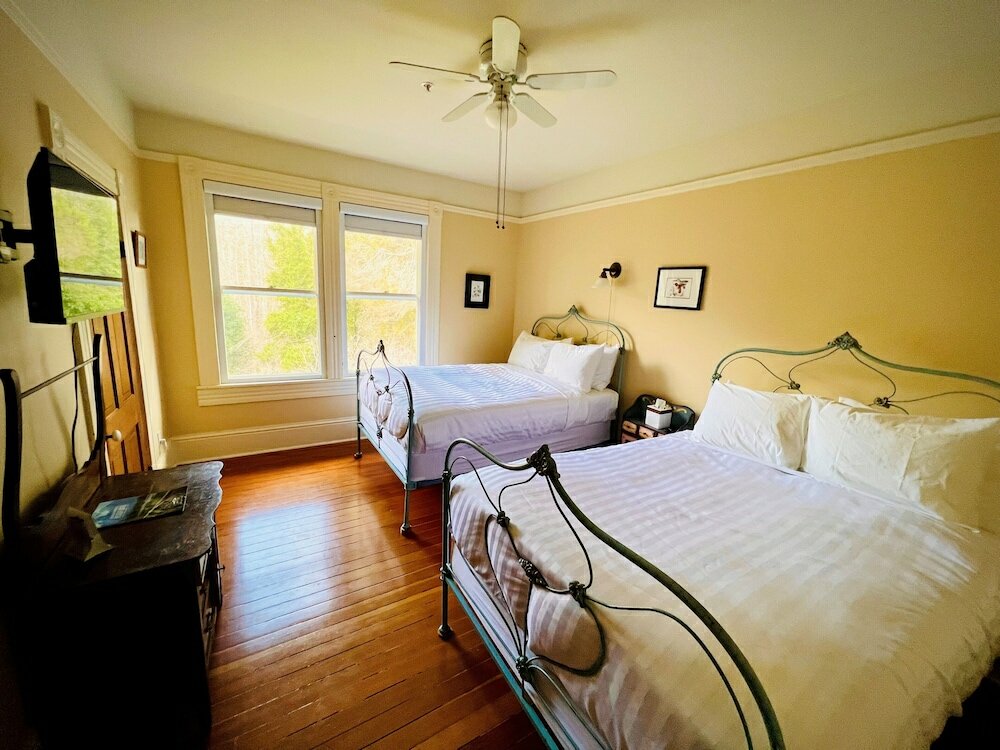 Фото Sasquatch Crossing Eco Lodge B&b