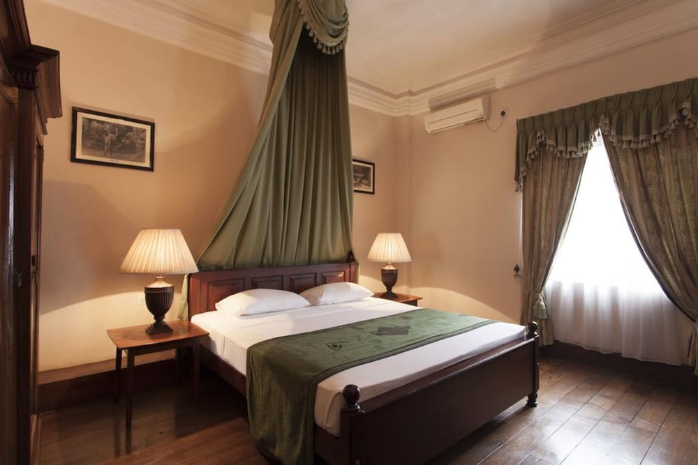 Фото Queen's Hotel
