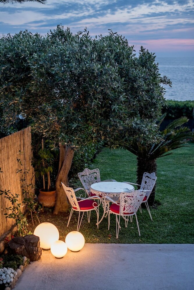 Фото Oikia Eleanthi - Beachfront Garden Home