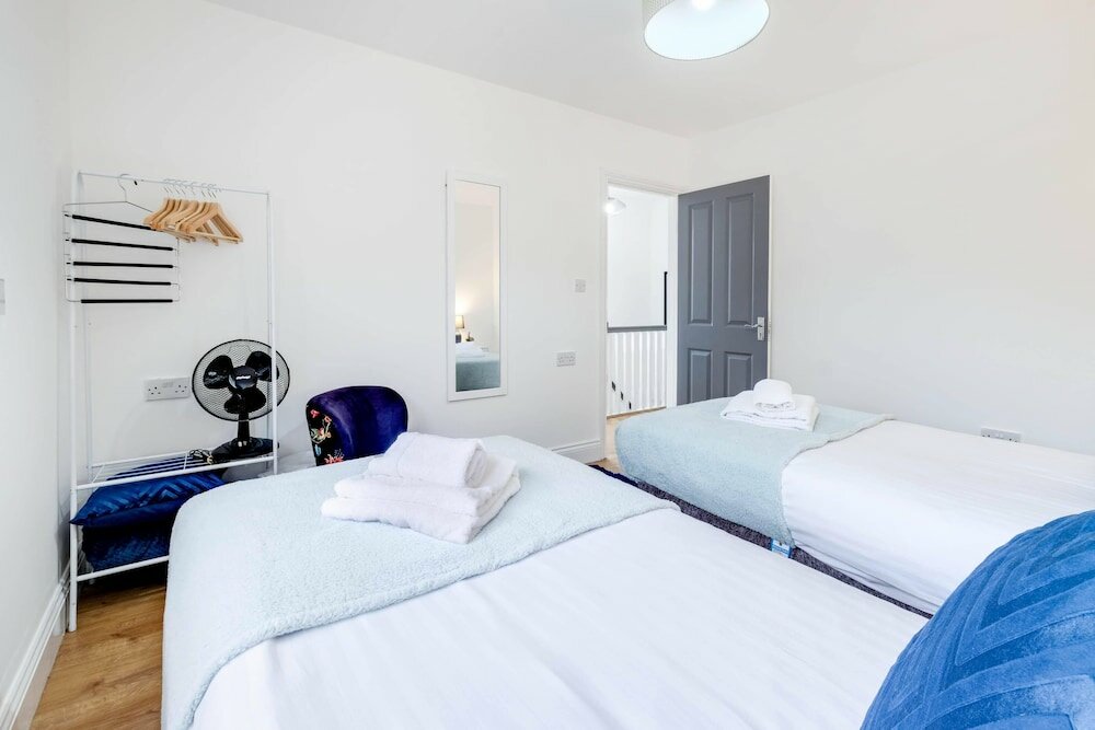 Фото 3 Bedroom House with Parking in Windsor