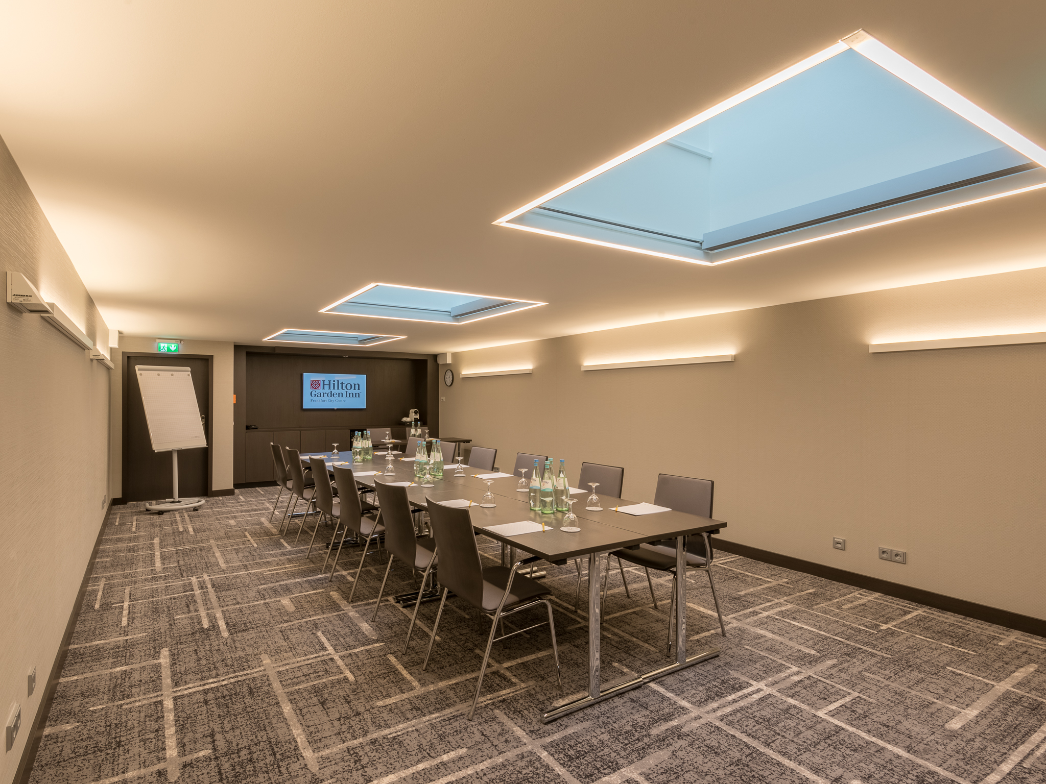 Фото Hilton Garden Inn Frankfurt City Centre