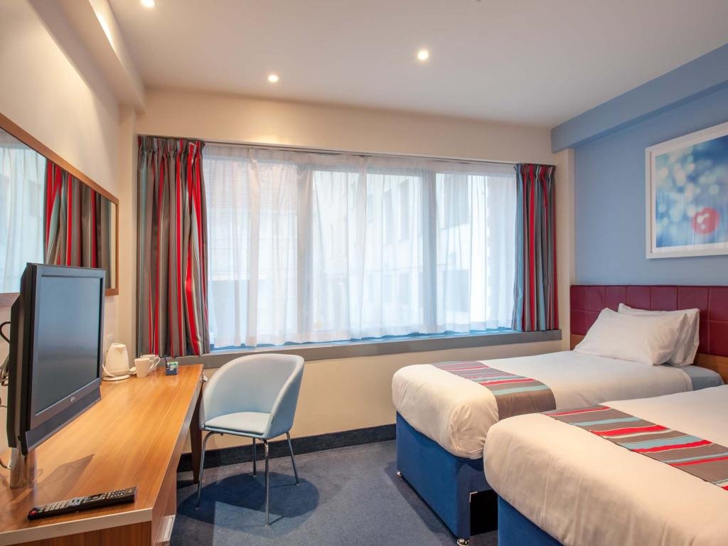 Фото Travelodge London Central Aldgate East