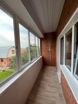 Orange House (Ozyorskiy Drive, 2Б) ، شبابيك