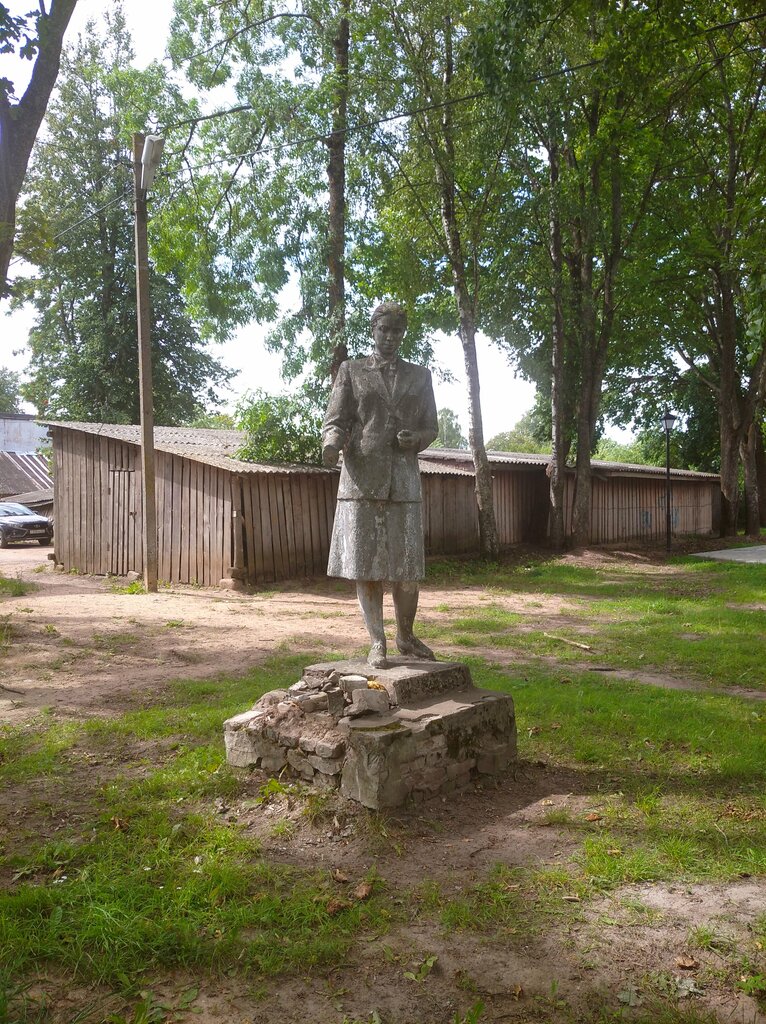 Жанровая скульптура Учительница и ученик, Гдов, фото