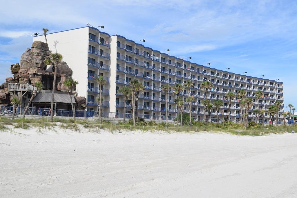 Фото Days Inn by Wyndham Panama City Beach/Ocean Front