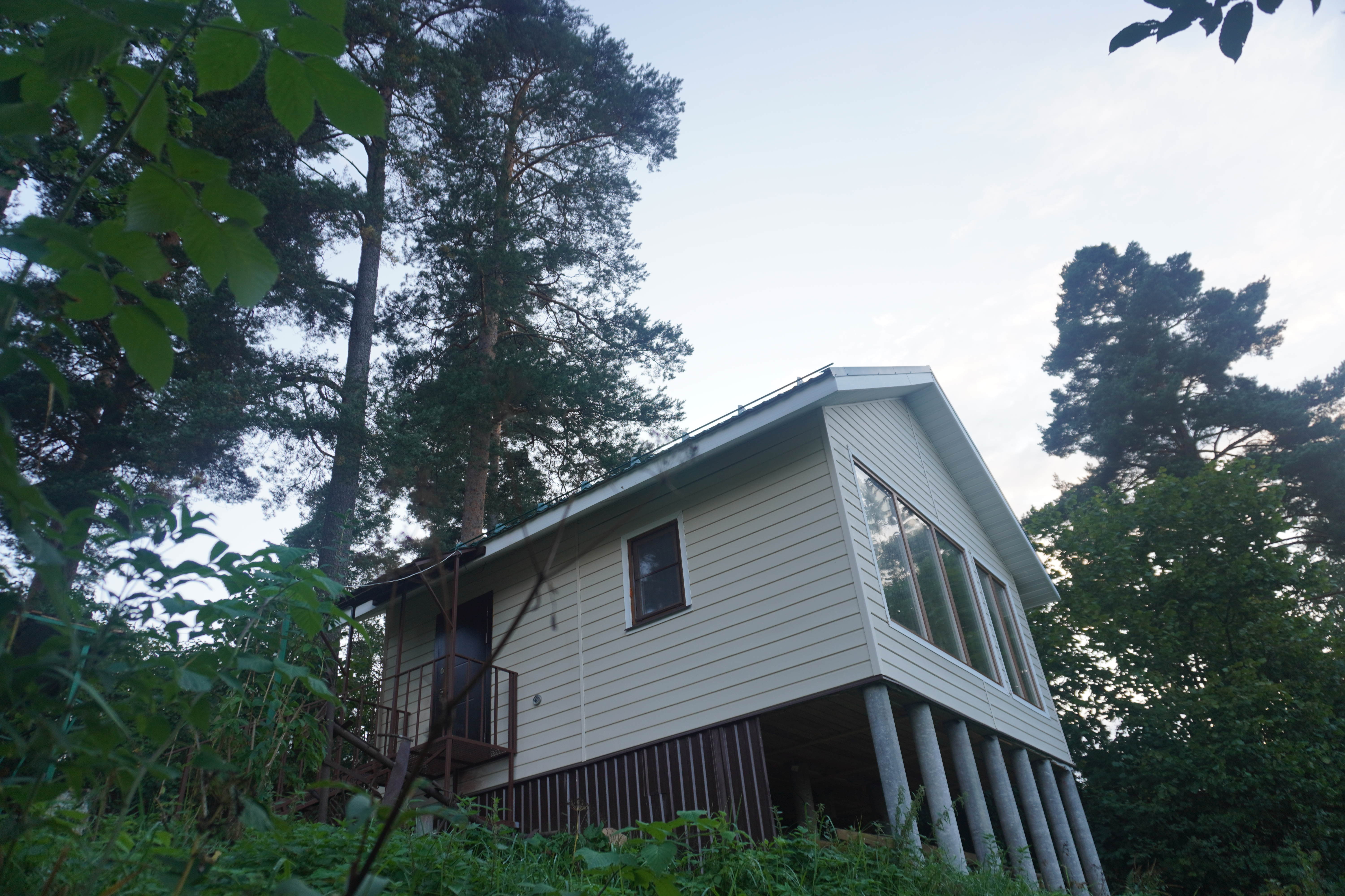 Фото Домик на горке