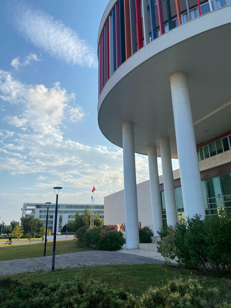 كلية، جامعة Akdeniz Üniversitesi İletişim Fakültesi ، أنطاليا، صورة