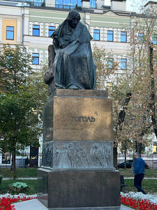 Николай Васильевич Гоголь (Moscow, Gogolevskiy Public Gaden), monument, memorial