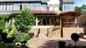 Ryabinovyye busy (Nalchik, Lenina Avenue, 13) ، مقهى