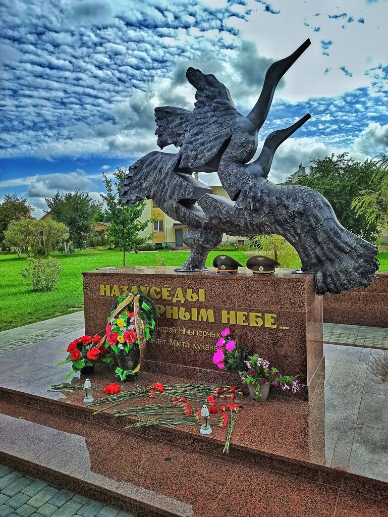 Monument, memorial M. Kukonenko and A. Nichiporik, Baranavichy, photo