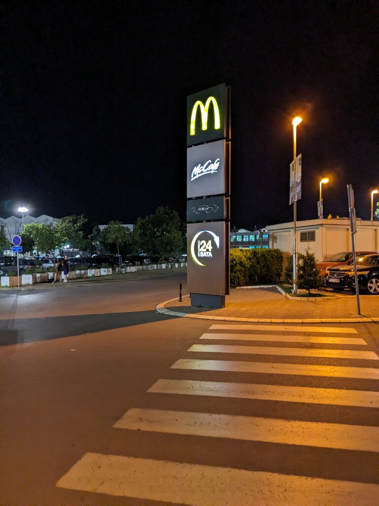 Fast food McDonald's, Novi Sad, photo