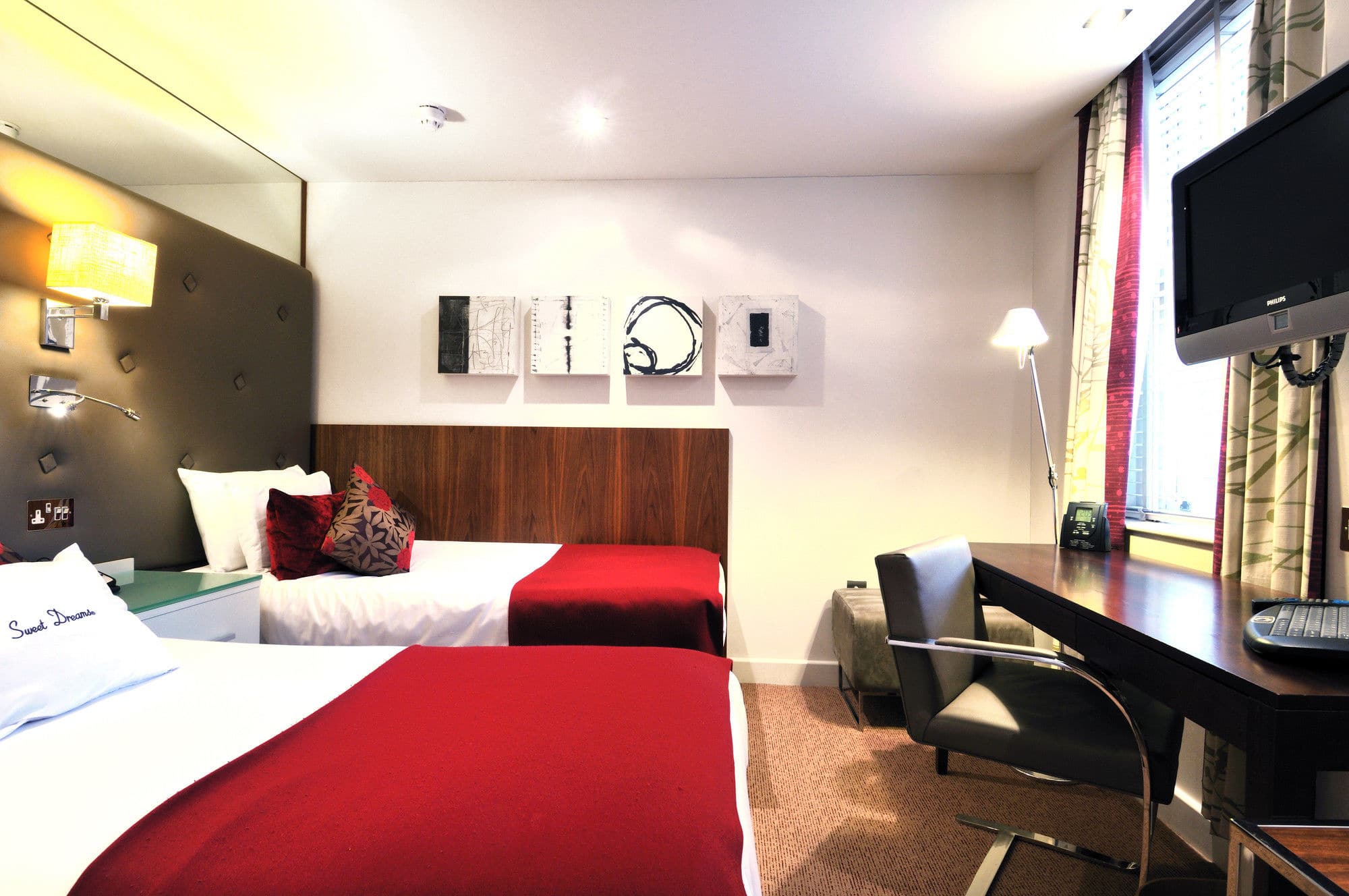 Фото DoubleTree by Hilton London - West End