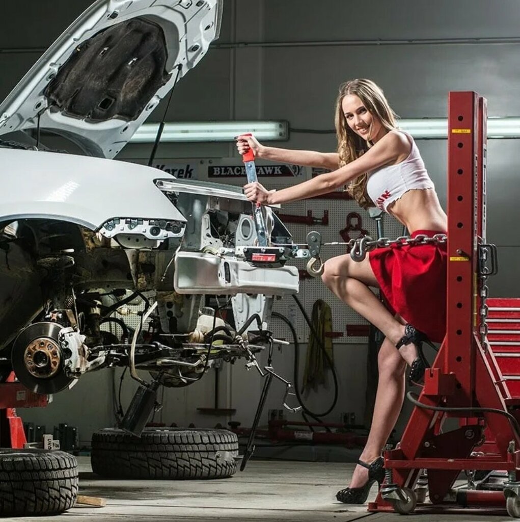 Красивая машина в автосервисе