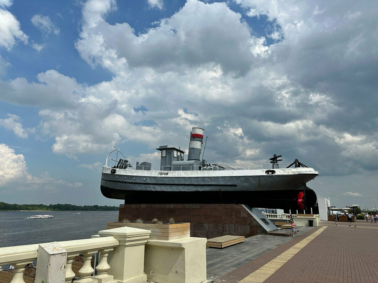 Фото: Катер Герой, памятник технике, Нижний Новгород, Нижне-Волжская набережная 