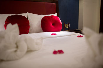 Фото Holiday Emerald Hotel