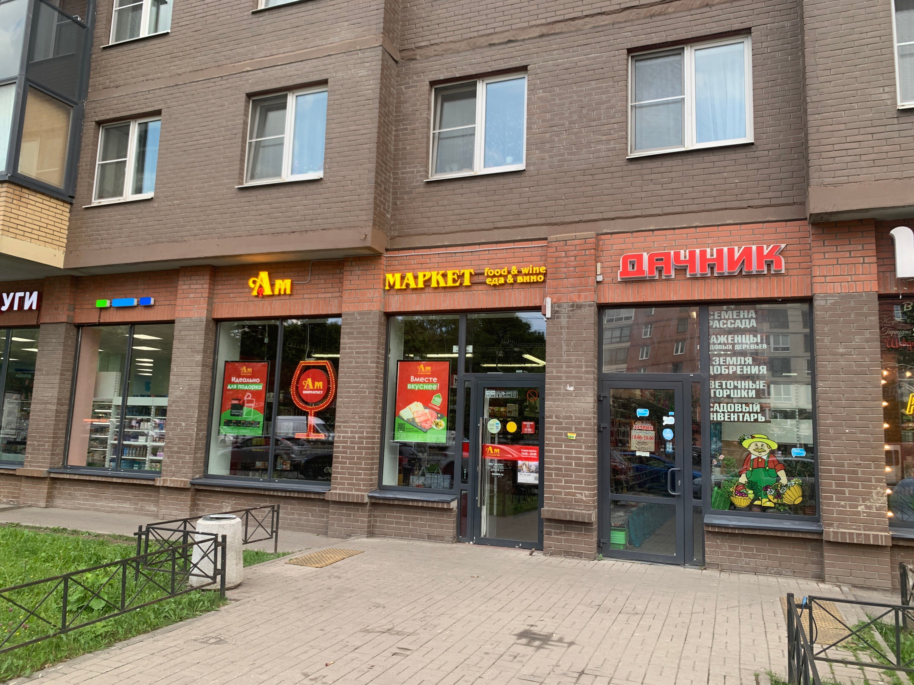 Дачный и Ветеранов встали в глухую пробку из-за ДТП с тремя машинами - Мойка78.р