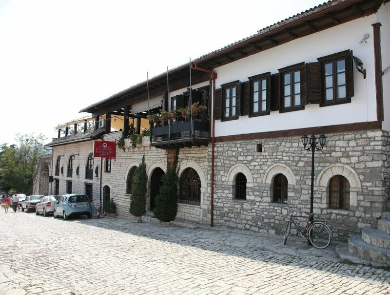 Отель Mangalemi в Берате